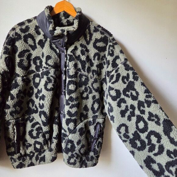 EUC OLD NAVY SHERPA ANIMAL PRINT MOCK NECK BUTTONED SWEATER SIZE XL - Picture 3 of 13